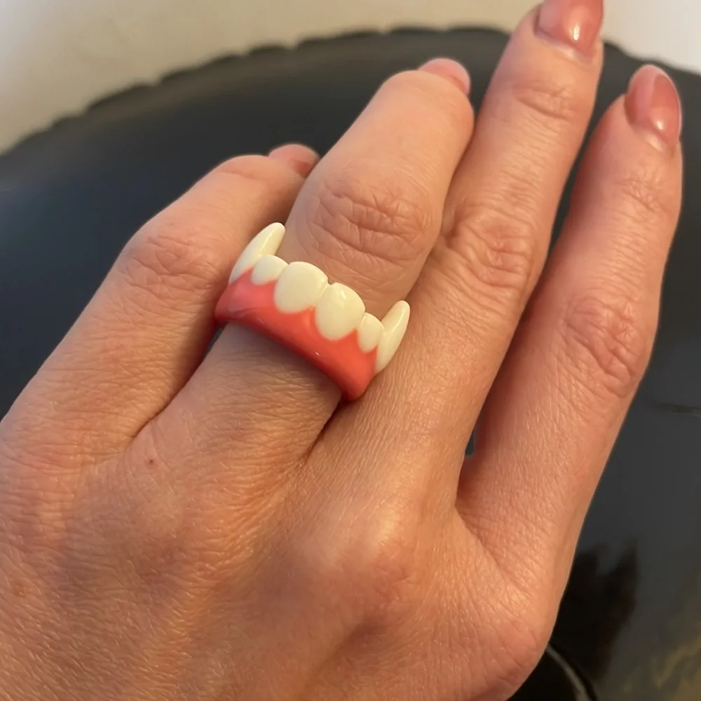 Vampire teeth ring size 6 - Picture 2 of 3